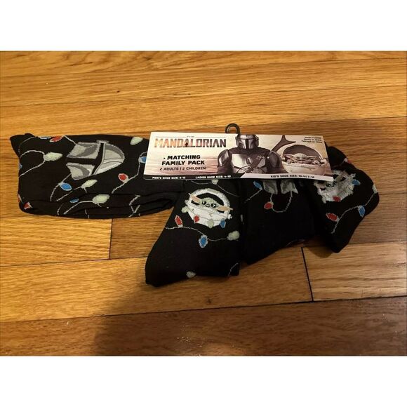 NWT THE MANDALORIAN Matching Family 4 Pack CHRISTMAS SOCKS‎ 2 Adult, 2 Children - Picture 1 of 5